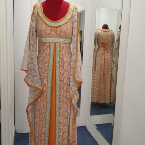 Traje Medieval Dama del interior del castillo